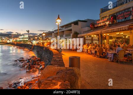 Lanzarote, Spanien - 23. April 2014 - Sonnenuntergangsszene am Ufer des Playa Blanca Resorts, auf Lanzarote, Kanarische Inseln, Spanien. Stockfoto