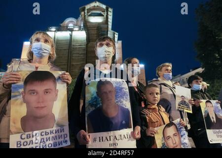 Kiew, Ukraine. Oktober 2020. Verwandte und Aktivisten halten Plakate mit Fotos ukrainischer Kriegsgefangener, die in prorussischen, von Separatisten kontrollierten Gebieten inhaftiert sind, während einer Kundgebung zur Unterstützung der Gefangenen und Verwandten der Vermissten im Zentrum von Kiew, Ukraine, am 10. Oktober 2020. Quelle: Serg Glovny/ZUMA Wire/Alamy Live News Stockfoto