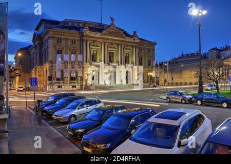 Grand Theatre de Geneve in Genf, Schweiz in der Dämmerung, hoch über dem Place Neuve. Stockfoto