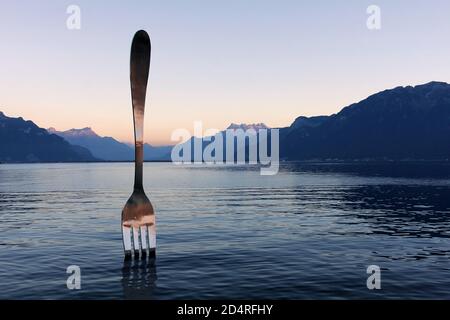 Vevey, Schweiz - 30. September 2016 - Sonnenuntergang Szene des Genfer Sees (Leman) in Vevey, mit der Fork, ein Kunstwerk von Jean-Pierre Zaugg, die, ein Stockfoto