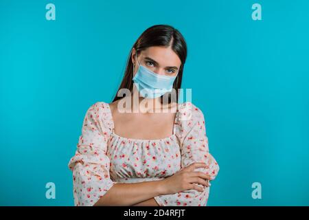 Wütend verärgerte Frau in medizinischer Maske halten die Arme gekreuzt und starrte auf Kamera mit skeptischen und misstrauischen Blick, Gefühl wütend auf jemanden. Mensch Stockfoto