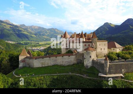 Luftdrohnenaufnahme des Chateau de Gruyere im Kanton Freiburg. Stockfoto