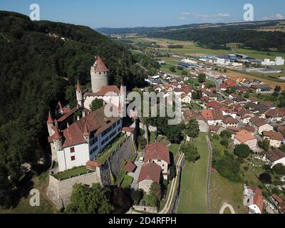 Luftaufnahme des Chateau de Lucens über der gleichnamigen Kleinstadt im Kanton Waadt, Schweiz. Stockfoto