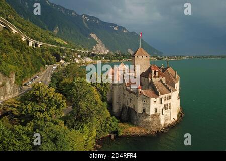 Luftaufnahme des Chateau de Chillon, Schweiz am Rande des Genfer Sees (Genfersee). Stockfoto