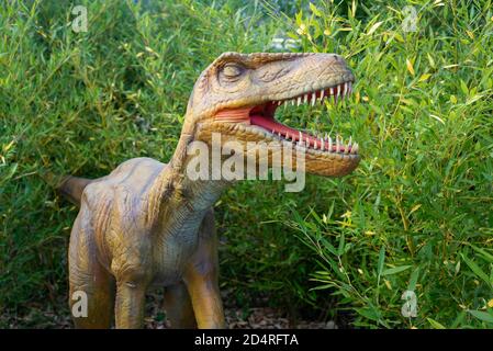 Dinosauriermodell Velociraptor im Wingham Wildlife Park, Kent, England. Stockfoto