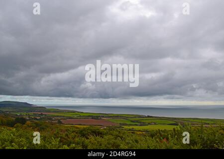 Blick von Westover auf Isle of Wight nach Osten An einem wechselhaften Tag, an dem sich der Sturm Alex im Oktober nähert 2020 Stockfoto