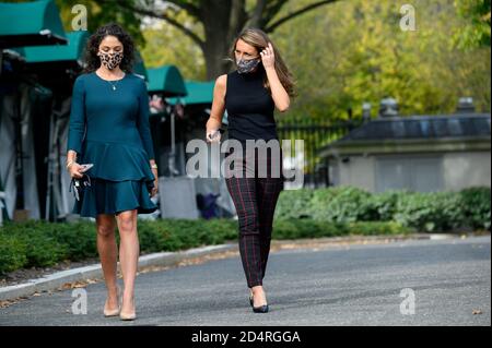 Washington, DC, USA. Oktober 2020. White House Director of Strategic Communications und Assistant to the President Alyssa Farah, Right, spaziert am Freitag, 9. Oktober 2020, außerhalb des Westflügels in Washington, DC, USA.Quelle: Erin Scott/Pool via CNP Quelle: dpa/Alamy Live News Stockfoto