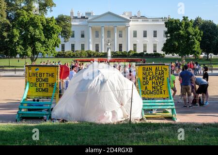 Die Friedenswache im Weißen Haus protestiert gegen die Verbreitung von Atomwaffen in Washington D.C. Stockfoto