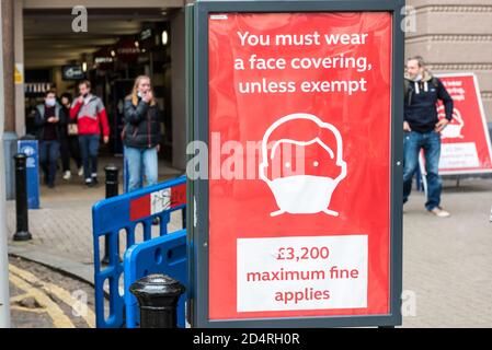 Tragen Sie eine Maske in London Public Transport Poster am Eingang der Charring Cross Station, die sonst in einer schweren Strafe landen wird Stockfoto