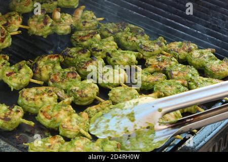 Marinierte Garnelenspieße auf Grill, Kochen im Freien, World Food Day Special Stockfoto