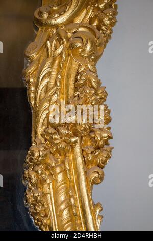 Vertikale Nahaufnahme eines schönen Golddesigns Stockfoto