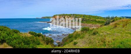 Panoramablick auf einen Abschnitt des Kiama zu gerringong an der Küste zu Fuß hervorragend für die einheimische Tierwelt und Whale Watching NSW, Australien Stockfoto