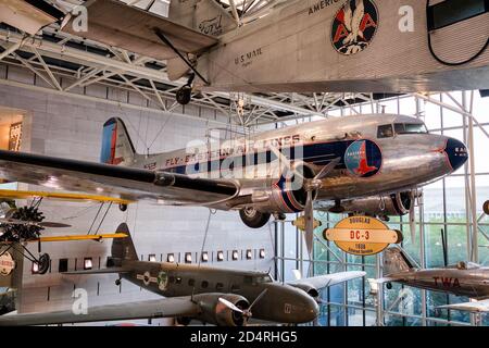 Historische Flugzeuge und Besucher im National Air and Space Museum in Washington D.C. Stockfoto