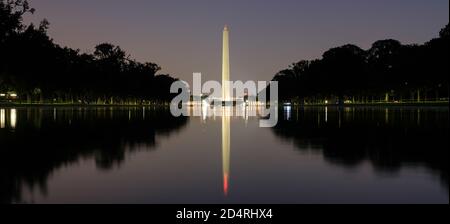 Das Washington Monument spiegelt sich im Lincoln Memorial Reflecting Pool Nachts Stockfoto