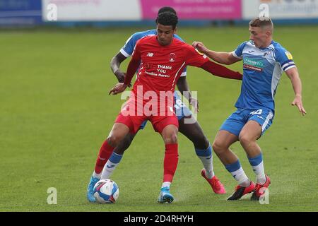 Leyton Orients Louis Dennis im Einsatz mit Yoan Zouma und Lewis Hardcastle von Barrow während des Sky Bet League 2-Spiels zwischen Barrow und Leyton Orient in der Holker Street, Barrow-in-Furness am Samstag, den 10. Oktober 2020. (Kredit: Mark Fletcher, Mi News) Kredit: MI Nachrichten & Sport /Alamy Live Nachrichten Stockfoto