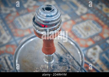 Glut auf Shisha Schüssel gegen traditionellen arabischen Stil Teppich Stockfoto