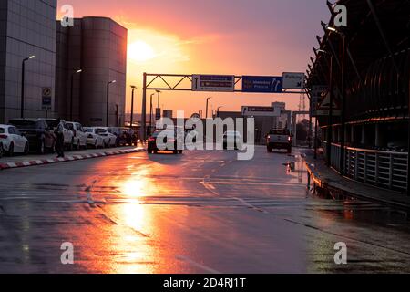 Sonnenuntergang nach dem Regen am ODER Flughafen Tambo Stockfoto