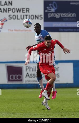 Yoan Zouma von Barrow bestreitet einen Kopfball mit Conor Wilkinson von Leyton Orient während des Sky Bet League 2-Spiels zwischen Barrow und Leyton Orient in der Holker Street, Barrow-in-Furness am Samstag, den 10. Oktober 2020. (Kredit: Mark Fletcher, Mi News) Kredit: MI Nachrichten & Sport /Alamy Live Nachrichten Stockfoto