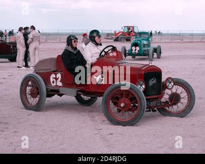 Normandy Beach Race, altes Ford-Auto in Aktion am Beach Start, schwarz und withe Stockfoto