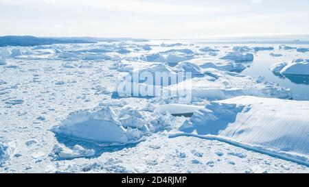 Drohnenfoto von Eisberg und Eis aus Gletscher in arktischer Naturlandschaft auf Grönland. Luftaufnahme Drohnenaufnahme von Eisbergen in Ilulissat icefjord Stockfoto