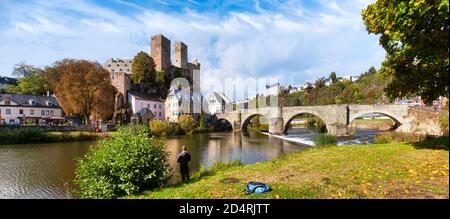 Romantischer Runkel an der Lahn mit alter Brücke und Schloss Ruinen Stockfoto