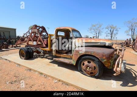 Alte rostigen Ford Truck mit Kran, der zum Entladen von Zügen verwendet wurde, Boulia Heritage Complex, Boulia, Queensland, QLD, Australien Stockfoto