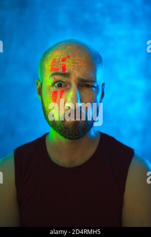 Portrait von jungen bärtigen Mann mit glühenden Körper Kunst. Schöne fantastische Zeichnung auf der Haut. Stockfoto