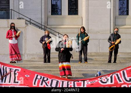 Die Gemeinde der First Nation hält einen Tag der Wut der Ureinwohner gegen den Kolonialismus. Schlagzeug auf Steps des Obersten Gerichtshofs von Kanada in Ottawa Stockfoto