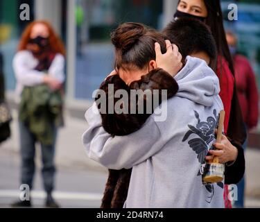 Ottawa, Kanada. 9. Oktober 2020. Zwei Frauen umarmen ihre Traurigkeit bei der First Nation Gemeinschaft halten einen indigenen Tag der Wut gegen den Kolonialismus Stockfoto