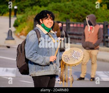 Die First Nation Gemeinschaft hält einen Tag der Wut gegen den Kolonialismus durch die Straßen. Native spielen traditionelle Trommel Stockfoto