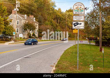 Ellicott City, MD, USA 10/07/2020: Blick auf Frederick Road Abschnitt der malerischen Nebenstraße, die durch Old Ellicott City geht. Es ist ein ausgewiesener historischer Stockfoto