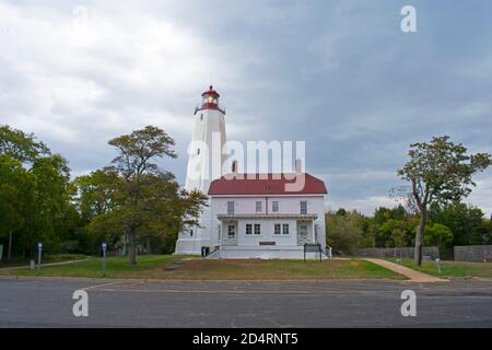Leuchtturm in Sandy Hook, New Jersey, in der Dämmerung an einem bewölkten Tag mit seinem Licht schwach -29 scheint Stockfoto