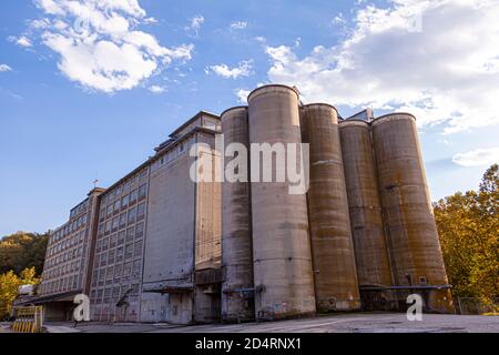 Ellicott City, MD, USA 10/07/2020: Außenansicht der Wilkins Rogers Mills, einem Mehl- und Maismehl-Produktionszentrum in der Nähe des Ortes Histor Stockfoto