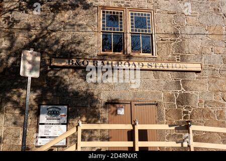 Ellicott City, MD USA 10/07/2020: Frontalansicht des historischen Bahnhofes von Ellicott City. Erbaut als Teil der Baltimore und Ohio Railroad (B&O), i Stockfoto