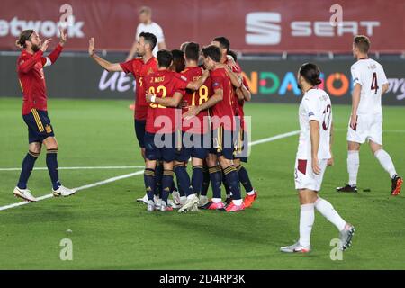 Madrid, Spanien. Oktober 2020. Spaniens Spieler feiern für Scoring während der UEFA Nations League Fußball-Gruppenspiel zwischen Spanien und der Schweiz in Madrid, Spanien, Oktober 10, 2020. Quelle: Edward F. Peters/Xinhua/Alamy Live News Stockfoto