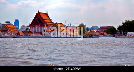Schöner goldener Kunsttempel am Fluss in Bangkok, Thailand, Asien. Feine heilige Architektur des Buddhismus. Das religiöse Spirituelle des Buddhistischen. Stockfoto