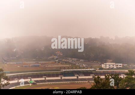 Nebel rollt in die Stadt Shillong in Meghalaya, Indien, von der anderen Seite des Berges nach einem Gewitter am Nachmittag während der Monsunsaison. Stockfoto