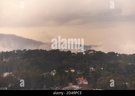 Dicke Monsunwolken hängen über Shillong Stadt, Meghalaya, Indien. Eine Weitwinkelaufnahme des bewölkten Himmels während der Monsunsaison in Indien. Stockfoto