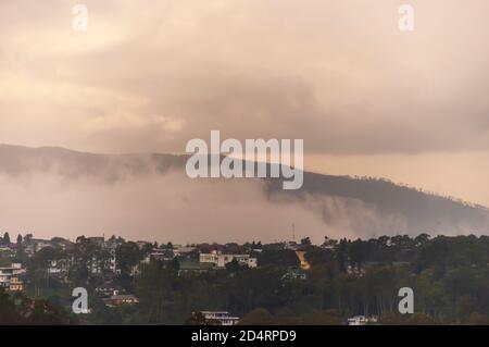 Dicke Monsunwolken hängen über Shillong Stadt, Meghalaya, Indien. Eine Weitwinkelaufnahme des bewölkten Himmels während der Monsunsaison in Indien. Stockfoto