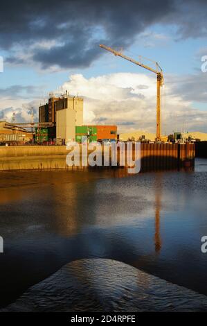 Die Docks am Fluss Haven (Witham) mit der fertiggestellten Hochwassersperre und einem HAWKS-Kran in BOSTON Lincolnshire, Stockfoto