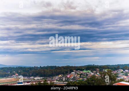 Dicke Monsunwolken hängen über Shillong Stadt, Meghalaya, Indien. Eine Weitwinkelaufnahme des bewölkten Himmels während der Monsunsaison in Indien. Stockfoto