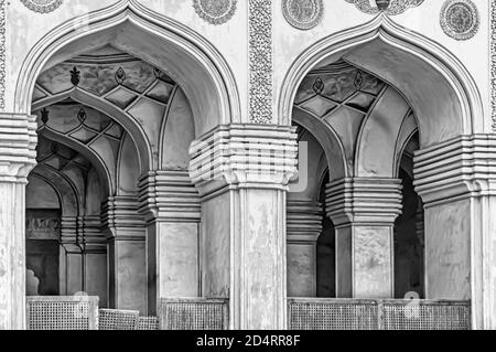 Ein schwarz-weißes Bild der Bögen im Inneren der Großen Moschee im Komplex der Qutb Shahi-Gräber in Ibrahim Bagh in Hyderabad, Indien. Stockfoto