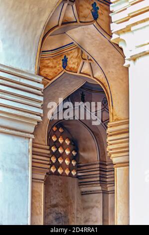 Bögen/Bögen im Inneren der Großen Moschee im Komplex der Qutb Shahi-Gräber in Ibrahim Bagh in Hyderabad, Indien. Stockfoto