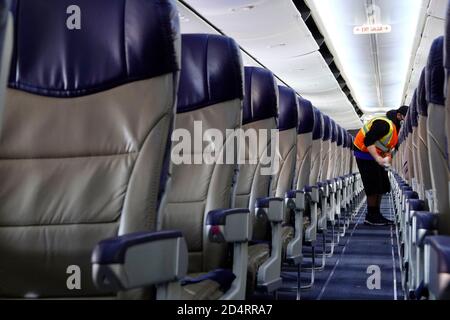 Oakland, Kalifornien, USA. Oktober 2020. Ein Southwest Airlines 737-800-Flugzeug wird von einem Crew-Mitglied auf dem internationalen Flughafen Oakland zwischen den Flügen gereinigt. Kredit: K.C. Alfred/ZUMA Wire/Alamy Live News Stockfoto