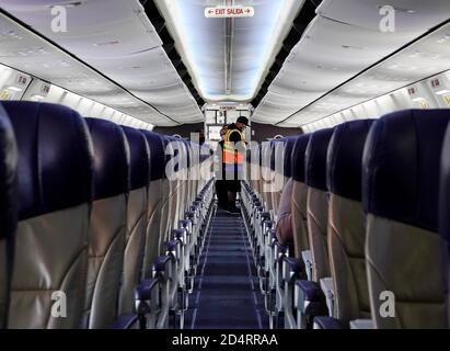 Oakland, Kalifornien, USA. Oktober 2020. Ein Southwest Airlines 737-800-Flugzeug wird von einem Crew-Mitglied auf dem internationalen Flughafen Oakland zwischen den Flügen gereinigt. Kredit: K.C. Alfred/ZUMA Wire/Alamy Live News Stockfoto