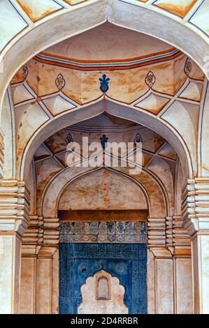 Bögen/Bögen im Inneren der Großen Moschee im Komplex der Qutb Shahi-Gräber in Ibrahim Bagh in Hyderabad, Indien. Stockfoto