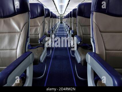 San Diego, Kalifornien, USA. Oktober 2020. Ein Southwest Airlines 737-800-Flugzeug wird von einem Crew-Mitglied auf dem internationalen Flughafen Oakland zwischen den Flügen gereinigt. Kredit: K.C. Alfred/ZUMA Wire/Alamy Live News Stockfoto