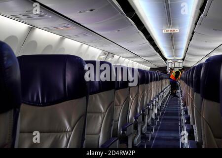 San Diego, Kalifornien, USA. Oktober 2020. Ein Southwest Airlines 737-800-Flugzeug wird von einem Crew-Mitglied auf dem internationalen Flughafen Oakland zwischen den Flügen gereinigt. Kredit: K.C. Alfred/ZUMA Wire/Alamy Live News Stockfoto