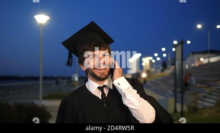 Graduate Student zu Fuß und einen Anruf zu tätigen. Stockfoto