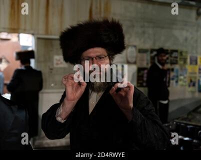 New York, NY - 10. Oktober 2020: Orthodoxe Juden feiern Simchat Torah inmitten steigender COVID-19 Fälle in ihrer Nachbarschaft im Borough Park Stockfoto